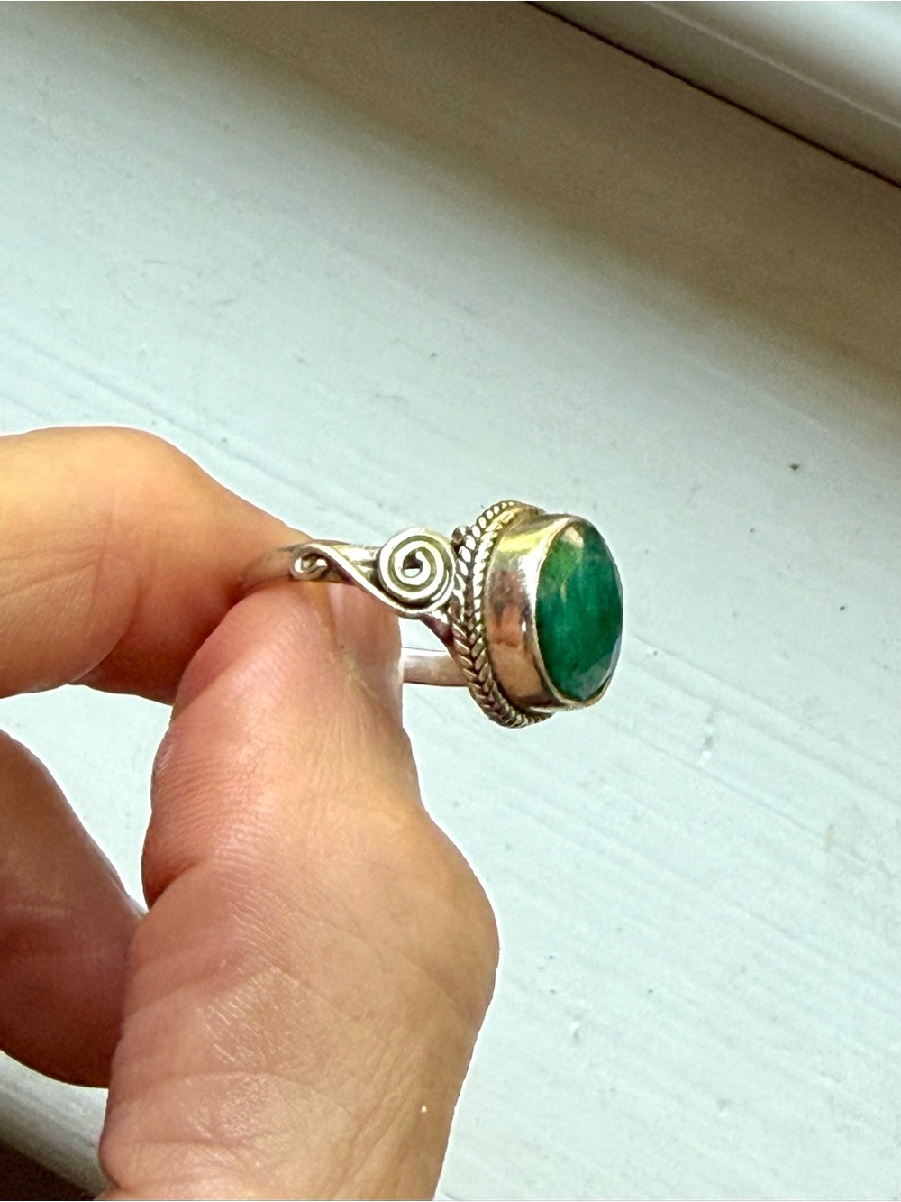 Sterling ring with green stone. - Picture 3 of 10